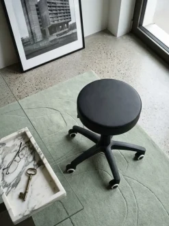 Arbeitshocker Kunstleder Schwarz mit Rollen, gepolstert ohne Lehne