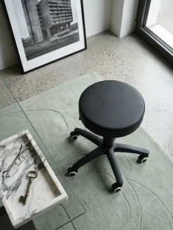 Arbeitshocker Kunstleder Schwarz mit Rollen, gepolstert ohne Lehne