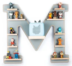 BOARTI Kinderregal Buchstabe M | hängend für Toniebox und Tonie Figuren | platzsparendes Regal | H. 54 x B. 60 x T. 19 | Wandregal für Musikbox Figuren Aufbewahrung Magneteinsätzen | Aufbewahrungsregal Holz