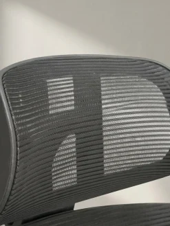 Bürodrehstuhl Schwarz Mesh mit Synchronmechanik, 3D-Armlehnen und Aluminiumfuß ALTAI